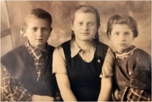 Сёстры Света, Ия и Римма. Черкесск, 1949