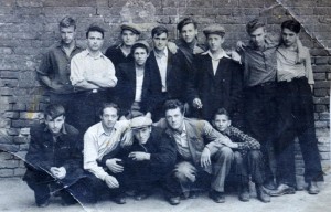 Послевоенная арбатская молодежь. Владимир Петрович Носов – с левого края в верхнем ряду. Рядом брат Валера.