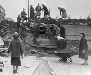 Жители блокадного Ленинграда на постройке оборонительных укреплений