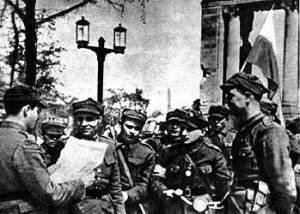 Воины Войска Польского у Бранденбургских ворот. Берлин, май 1945 года.