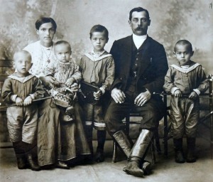 Тамара Тимофеевна Тюкова (в центре) с родителями и братьями Аркадием, Александром и Николаем